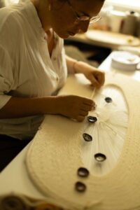 artiste textile au travail