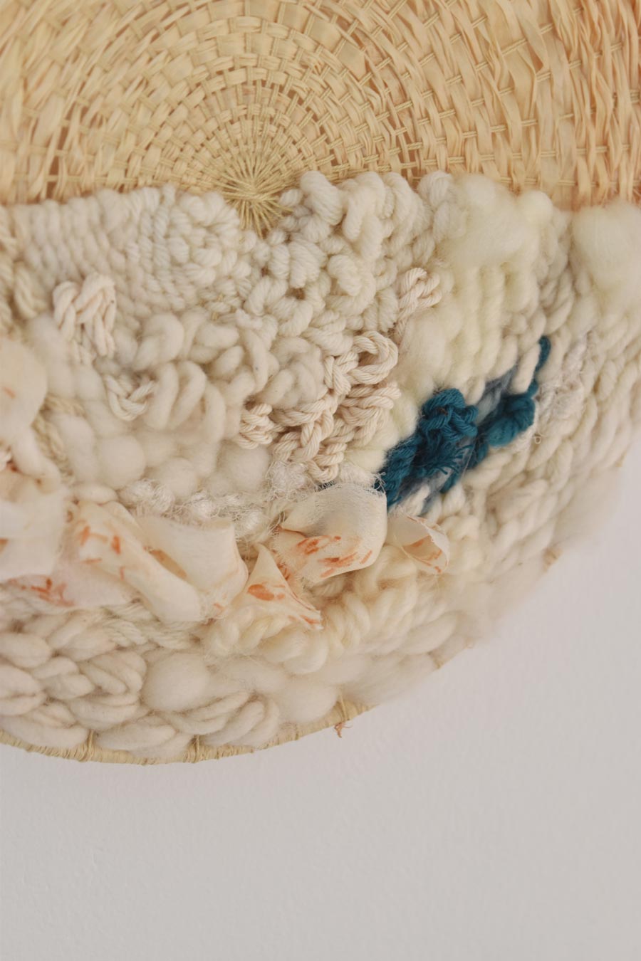 Facette - Tenture murale raphia et soie – Image 5
