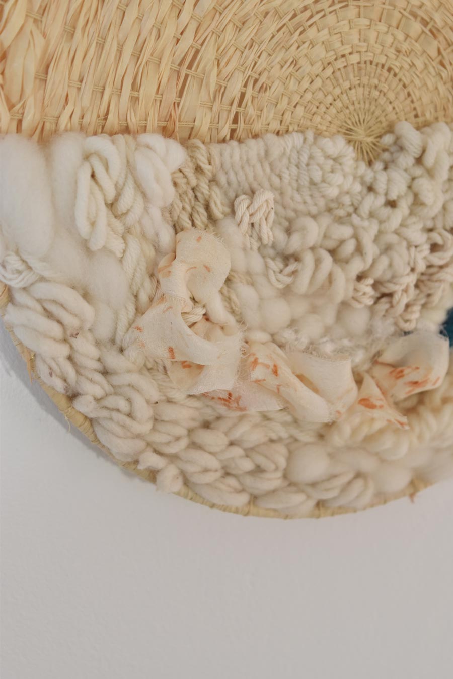 Facette - Tenture murale raphia et soie – Image 4