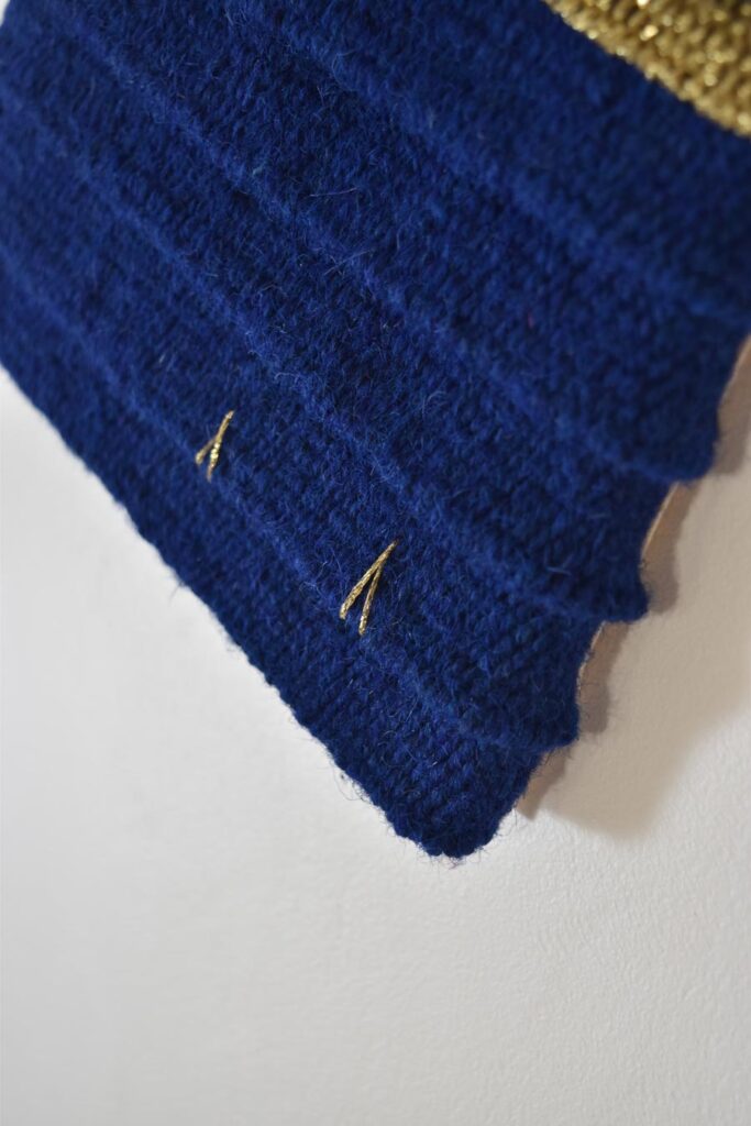 Oeil bleu et art textile